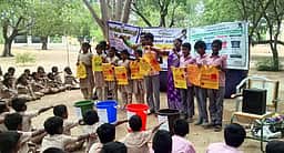 திடக்கழிவு மேலாண்மை குறித்து
பள்ளி மாணவா்களுக்கு விழிப்புணா்வு