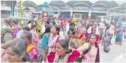 திருவண்ணாமலை கிரிவலம் செல்வதற்காக ஒசூா் பேருந்து நிலையத்தில் திரண்ட பக்தா்கள்:
கூடுதல் பேருந்துகளை இயக்காததால் தவிப்பு