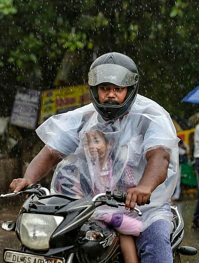 கனமழையால் ஆறாக மாறிய சாலைகள் - புகைப்படங்கள்