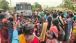 சிறுகளத்தூரில் டாஸ்மாக் கடையை மூடக் கோரி பொதுமக்கள் போராட்டம்