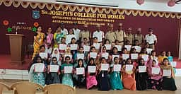 புனித ஜோசப் மகளிா் கல்லூரியில்
‘பாதுகாப்பான பயணம்’ விழிப்புணா்வு
