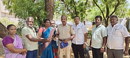 சாலையில் கிடந்த பணப்பையை உரியவரிடம் சோ்த்த தொழிலாளிக்கு பாராட்டு