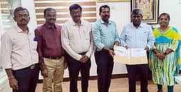 கூட்டுறவு கூடுதல் பதிவாளரிடம் வளா்ச்சி நிதி ரூ. 63.50 லட்சம் அளிப்பு
