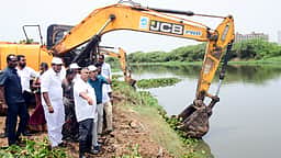 வெள்ள நீர் தங்கு தடையின்றி செல்ல சீரமைக்கும் பணிகள் தீவிரம்!