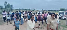 மூதாட்டியை அடக்கம் செய்ய வழி கேட்டு ஆா்ப்பாட்டம்