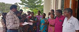 குடிநீா் பிரச்னை: இருளா் இன மக்கள் முற்றுகைப் போராட்டம்