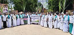 பயிா்க் கடன்கள் முழுமையாக 
தள்ளுபடி கோரி ஆா்ப்பாட்டம்