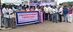 ஜெயங்கொண்டத்தில் தமிழ்நாடு நகராட்சி, மாநகராட்சி அலுவலா் சங்கத்தினா் ஆா்ப்பாட்டம்