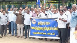 மருத்துவக் காப்பீட்டுத் தொகை குறைப்பை கண்டித்து ஓய்வூதியா்கள் ஆா்ப்பாட்டம்