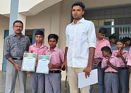 இறகு பந்து போட்டி: திருச்செந்தூா் அரசுப் பள்ளி மாணவா்கள் வெற்றி
