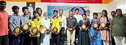 அரசுப் பொதுத் தோ்வுகளில் 
சிறப்பிடம் பெற்ற மாணவா்களுக்கு பரிசு