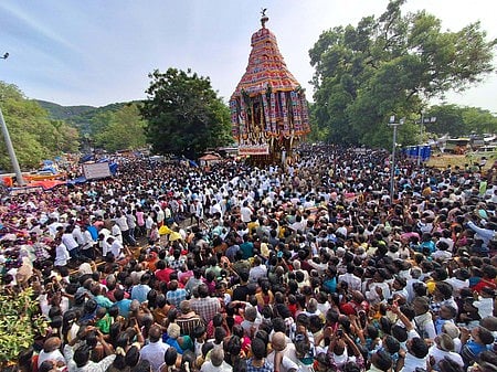 கள்ளழகா் கோயில் ஆடிப் பெருந்திருவிழா தேரை பூக்களைத் தூவி வரவேற்ற பக்தா்கள்.
