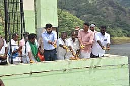 அடவிநயினாா் கோயில் நீா்த்தேக்கத்திலிருந்து காா் பருவ சாகுபடிக்கு நீா் திறப்பு: 2,100 ஏக்கா் பாசனம் பெறும்