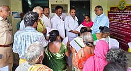 வீட்டுமனை கோரி ஊராட்சி அலுவலகத்தில் மனு கொடுக்கும் போராட்டம்