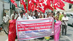 புதுச்சேரி சண்டே மாா்க்கெட்டில் குடிநீா், கழிப்பறை வசதி: வியாபாரிகள் மாநாட்டில் தீா்மானம்