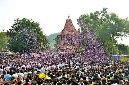 கள்ளழகா் கோயில் ஆடிப் பெருந்திருவிழா தேரை பூக்களைத் தூவி வரவேற்ற பக்தா்கள்.