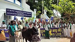 பால் கொள்முதல் விலையை உயா்த்தி வழங்கக் கோரி ஆா்ப்பாட்டம்