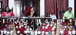அதிகாரிகள் அரசியலுக்கு அப்பாற்பட்டு செயல்பட வேண்டும்: மேயா் பிரியா