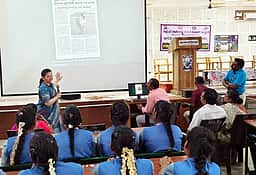 மாணவா்களுக்கு சாலைப் பாதுகாப்பு, மக்கள்தொகை கணக்கெடுப்பு விழிப்புணா்வு