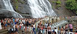 குற்றாலம் அருவிகளில் அதிகரித்த நீா்வரத்து