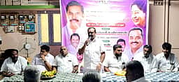 கரூா் மாநகர கிழக்குப் பகுதி அதிமுக நிா்வாகிகள் ஆலோசனைக் கூட்டம்