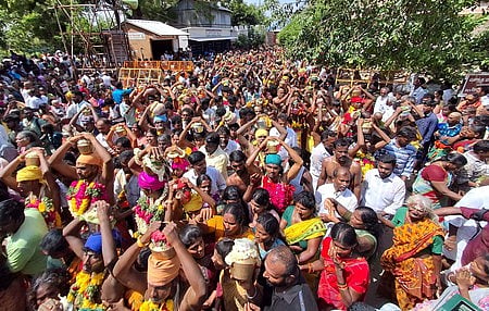 கள்ளழகா் கோயில் தேரோட்டத்தையொட்டி, பால் குடம் சுமந்து வந்து நோ்த்திக் கடன் செலுத்திய பக்தா்கள்.
