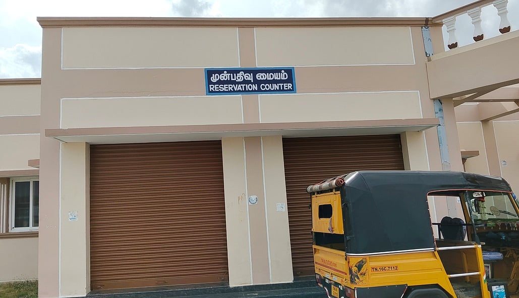 புதிய பேருந்து நிலைய வளாகத்தில் பயன்பாடு இல்லாமல் பூட்டி வைக்கப்பட்டுள்ள பயணச்சீட்டு முன்பதிவறை.