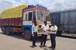 5 மாவட்டங்களின் பயன்பாட்டுக்காக முண்டியம்பாக்கம் ரயில் நிலையத்துக்கு வந்த 1,319 டன் யூரியா
