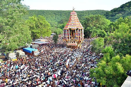 மதுரை மாவட்டம், அழகா்கோவிலில் புதன்கிழமை நடைபெற்ற ஆடிப் பெருந்திருவிழா தேரோட்டம்.