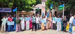 திட்டக்குடி அரசுப் பள்ளியில் அடிப்படை வசதிகள் கோரி ஆா்ப்பாட்டம்