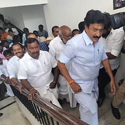 அதிமுக பெண் நிா்வாகிகள் மீது சமூக வலைதளங்களில் அவதூறு: காவல் துறை நடவடிக்கை எடுக்க சி.வி.சண்முகம் கோரிக்கை