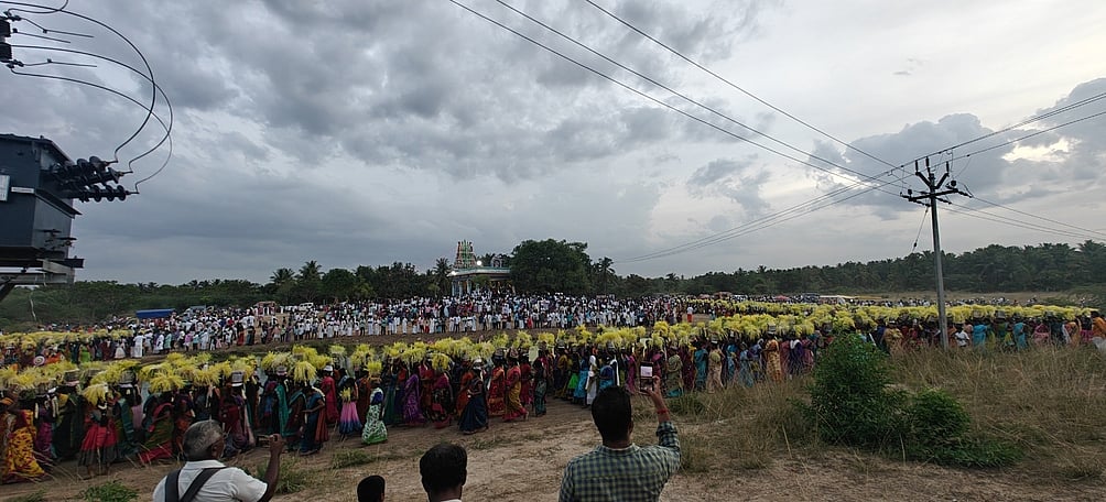 ~கொத்தமங்கலம் பிடாரி அம்மன் கோயிலுக்கு புதன்கிழமை முளைப்பாரிகளை சுமந்து சென்ற பெண்கள்