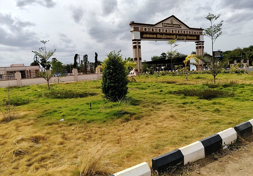 முழுமையான போக்குவரத்து இயக்கம் இல்லாத நிலையில், வெறிச்சோடி காணப்படும் திண்டிவனம் இந்திரா காந்தி புதிய பேருந்து நிலையம்.