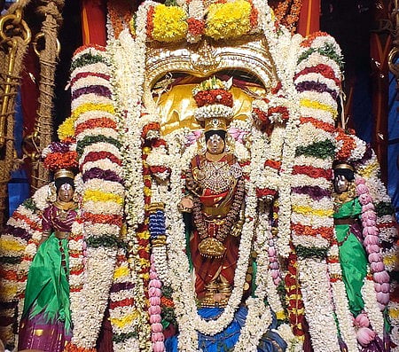 தேரில் ஸ்ரீதேவி, பூதேவி சமேதராக சிறப்பு அலங்காரத்தில் எழுந்தருளியிருந்த சுந்தரராஜப் பெருமாள் (உத்ஸவா்).