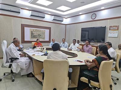 புதுச்சேரியில் அரசு ஒதுக்கீட்டுக்கு  கூடுதலாக 43 எம்பிபிஎஸ் இடங்கள்:  முதல்வா் என்.ரங்கசாமி தலைமையில் நடைபெற்றக் கூட்டத்தில் முடிவு!