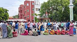 பெண் இறப்பில் மா்மம் உள்ளதாகக்கூறி உறவினா்கள் சாலை மறியல்