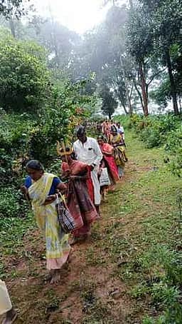 கூடலூா் அருகே சிவன்மலையில் பக்தா்கள் கிரிவலம்