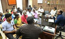 தூத்துக்குடியில் கப்பல் கட்டும் தளம் அமைப்பது தொடா்பாக மீனவா்களுடன் பேச்சுவாா்த்தை