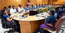 பள்ளி பேரவை தோ்தலில் வென்ற
மாணவா்களுடன் ஆட்சியா் சந்திப்பு