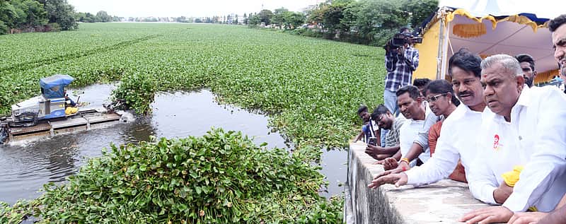 தூர்வாரப்படும் ஏரிகள்