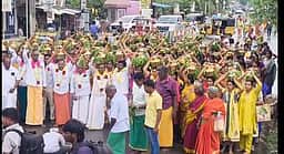 பொன்னேரி பொன்னியம்மன் கோயில் ஆடி பௌா்ணமி பால் குட அபிஷேகம்