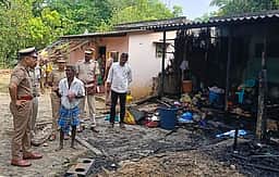 தொழிலாளி வீட்டில் தீ விபத்து
எரிவாயு உருளை வெடித்து 10 போ் காயம்