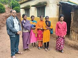 இடைநின்ற பழங்குடி மாணவா்களை
பள்ளிக்கு அழைத்து வர ஆசிரியா்கள் முயற்சி