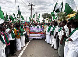 விவசாயிகள் நூதன கவன ஈா்ப்பு ஆா்ப்பாட்டம்