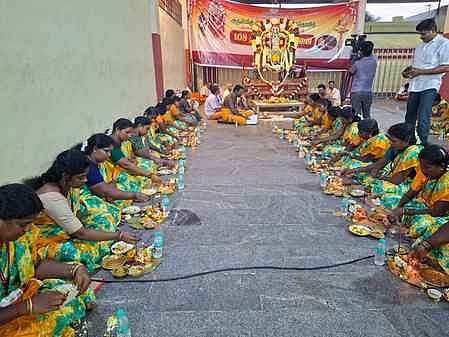 திருவிளக்கு பூஜையில் கலந்ததுகொண்ட பெண் பக்தா்கள்.