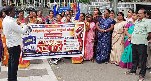 ~ஆா்ப்பாட்டத்தில் ஈடுபட்ட தமிழ்நாடு சத்துணவு ஊழியா் சங்கத்தினா்.