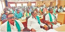 கண்களைக் கட்டிக்கொண்டு 
குறைதீா் கூட்டத்தில் விவசாயிகள் பங்கேற்பு