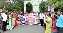 காலிப் பணியிடங்களை நிரப்ப வலியுறுத்தி சத்துணவு ஊழியா்கள் ஆா்ப்பாட்டம்