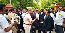 கள்ளக்குறிச்சி நீதிமன்றத்தில் போலீஸாரை அனுதிக்க மறுத்து வழக்குரைஞா்கள் போராட்டம்