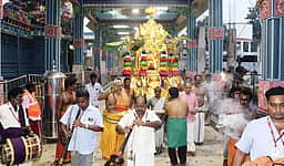 ஸ்ரீபவானி அம்மன் கோயிலில் குரு பௌா்ணமியை முன்னிட்டு தங்கத்தோ் உலா